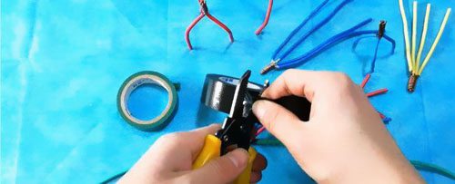 接著剪下一塊自粘防水膠帶。