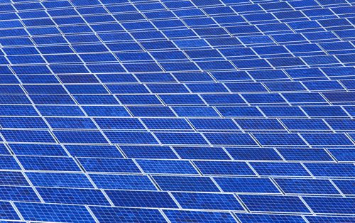 到2028年全球?qū)⑿略鎏柲芄夥?955吉瓦